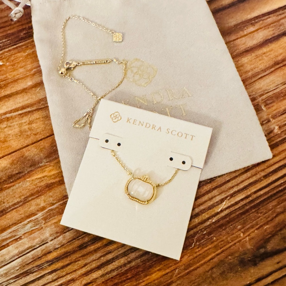 New Kendra Scott Cream MOP Pumpkin Pendent Necklace